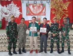 Sambut Natal, Satgas Pamtas Yonarmed 5/105 Tarik/PG Bagikan Al-kitab di Gereja