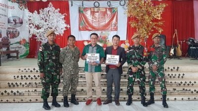 Sambut Natal, Satgas Pamtas Yonarmed 5/105 Tarik/PG Bagikan Al-kitab di Gereja