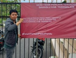 Forum P3 Bentangkan Spanduk Mosi Tidak Percaya Terhadap Bawaslu Kabupaten Tasik