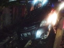Sedan Vios Masuk Parit Hingga Hantam Tihang PJU di Parigi Pangandaran