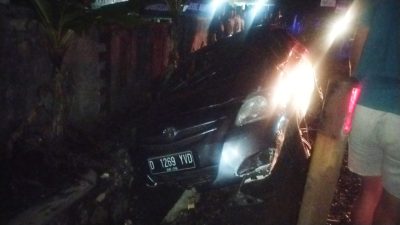 Sedan Vios Masuk Parit Hingga Hantam Tihang PJU di Parigi Pangandaran
