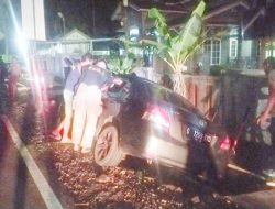 Hantam Tihang PJU, Pengendara Toyota Vios Diduga Mengantuk