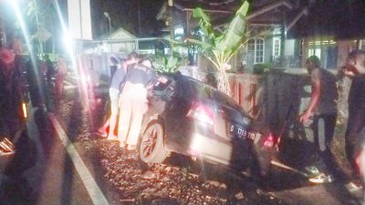 Hantam Tihang PJU, Pengendara Toyota Vios Diduga Mengantuk