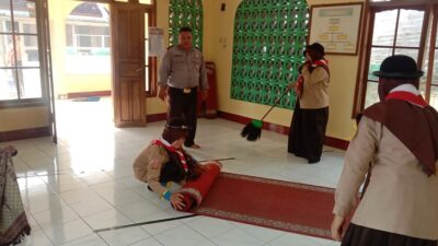 Jelang Ramadhan, Personel Polsek Banjar Bersama Saka Bhayangkari Bersihkan Masjid Al-Amin