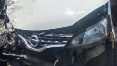 Diduga Oleng, Nissan Evalia Tabrakan dengan Truk Hingga Hantam Pagar Rumah Warga di Ciamis