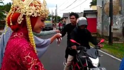 Unik! Ada Pengantin di Pangandaran Bagikan Ribuan Takjil Gratis Kepada Pengendara