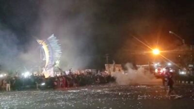Viral! Sekelompok Pemuda Geber Knalpot Brong dan Bakar Petasan di Pangandaran