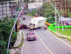 Pengendara Motor Lolos dari Maut Truk VS Minibus di Banjar
