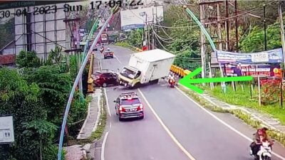 Pengendara Motor Lolos dari Maut Truk VS Minibus di Banjar