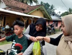 Jelang Buka Puasa, Remaja Masjid Bagikan 700 Takjil dan Live Akustik Religi