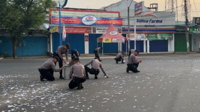 Polisi di Pangandaran Bersihkan Sampah Kertas Bekas Petasan Berserakan di Bundaran Marlin