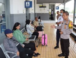 Kapolres Ciamis Ngobrol Bareng Pemudik di Stasiun KA Ciamis