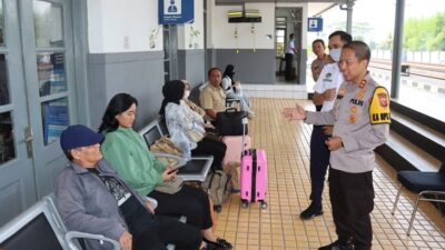 Kapolres Ciamis Ngobrol Bareng Pemudik di Stasiun KA Ciamis