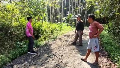 Kerap Timbulkan Laka Lantas, Warga Swadaya Perbaiki Jalan Rusak di Perbatasan Desa