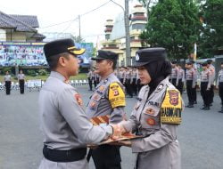 Dua Personel Polri Berprestasi Terima Penghargaan dari Kapolres Ciamis