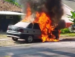 Mobil Sedan Ludes Terbakar di Jalan Raya Kalipucang Pangandaran