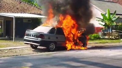Mobil Sedan Ludes Terbakar di Jalan Raya Kalipucang Pangandaran