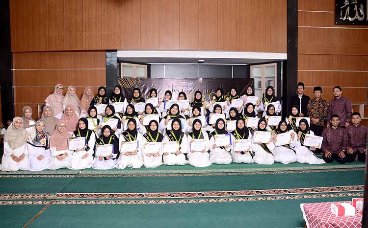 SMPIT Al Fitrah Mewisuda 63 Siswa Penghafal Quran