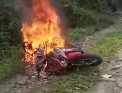 Marah! Warga Bakar Motor Honda Vario Milik Pelaku Curanmor di Pangandaran