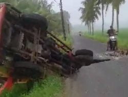 Nekat Lintasi Jembatan Bolong, Begini Nasib Dump Truk Bermuatan Batu Kapur di Pangandaran