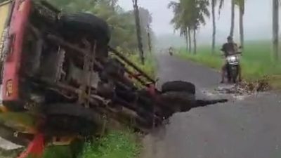 Nekat Lintasi Jembatan Bolong, Begini Nasib Dump Truk Bermuatan Batu Kapur di Pangandaran