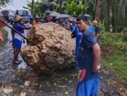 Bongkahan Batu Besar Tutupi Ruas Jalan Antar Desa Ciparanti – Limusgede