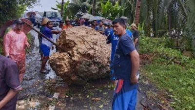 Bongkahan Batu Besar Tutupi Ruas Jalan Antar Desa Ciparanti – Limusgede