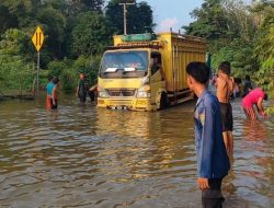 Personel Polsek Talang Tubing Monitoring Wilayah Terdampak Banjir
