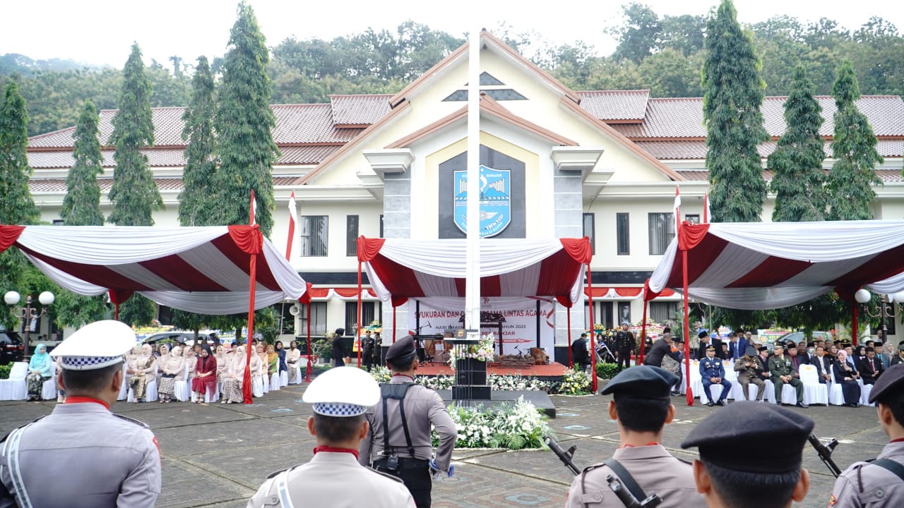 Upacara Hari Bhayangkara Ke-77 Polres Banjar Berjalan Khidmat