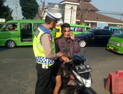 Unit Lantas Polsek Cisaat Berikan Teguran Humanis Kepada Pengendara