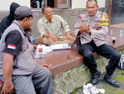 Jalin Komunikasi Bhabinkamtibmas Polsek Cisaat Sambangi warganya