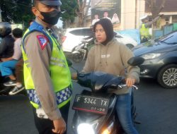 Unit Lalulintas Polsek Cisaat berikan Teguran Humanis Mendorong Kesadaran Masyarakat Untuk Tertib Lalu Lintas