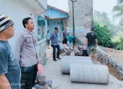 Gotong Royong bersama Warga, Bhabinkamtibmas Polsek Cisaat Bantu Perbaiki Gorong-Gorong