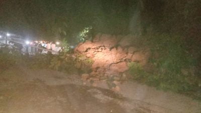 Tebing Setinggi 7 Meter di Kawasan Objek Wisata Batuhiu Longsor