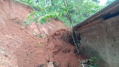 Diguyur Hujan 2 Hari, Tebing Setinggi 10 Meter di Langkaplancar Pangandaran Longsor