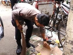 Polres Banjar Bersama Masyarakat Bersih-Bersih Sampah di Pasar Banjar
