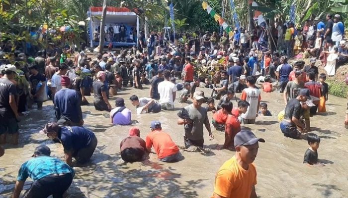 Meriahkan HUT RI Ke-78, Warga di Kota Banjar Gelar Tradisi Ngubyak Balong