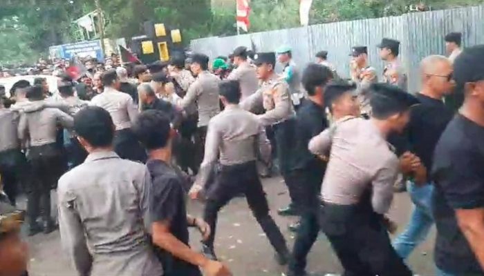 Unjuk Rasa di BBWS Citanduy, Massa GRIB Kota Banjar Sempat Saling Dorong Dengan Polisi