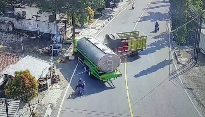 Hilang Kendali, Truk Diesel Hantam Tronton Tangki Muatan Susu di Banjar