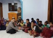 Polisi di Pangandaran Bagikan Ratusan Buku Ke Anak – Anak, Ini Tujuannya