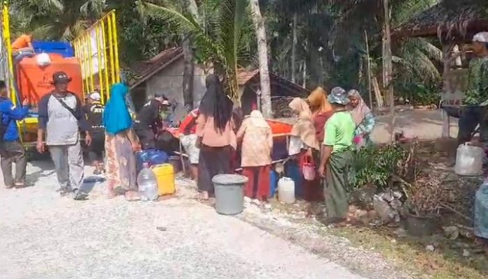 Relawan ATS, Suplai Air Bersih Kepada Warga Terdampak Kekeringan di Pangandaran
