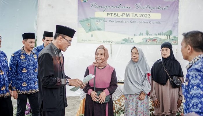 Bupati Ciamis Serahkan 492 Sertifikat Tanah Kepada Masyarakat di Desa Karangkamulyan