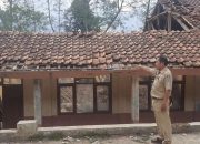 Lapuk di Makan Usia, Atap Ruang Kelas Sekolah di Pangandaran Ambruk
