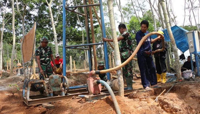 TNI di Ciamis Bikin Sumur Bor Sedalam 50 Meter di Desa Kadupandak 