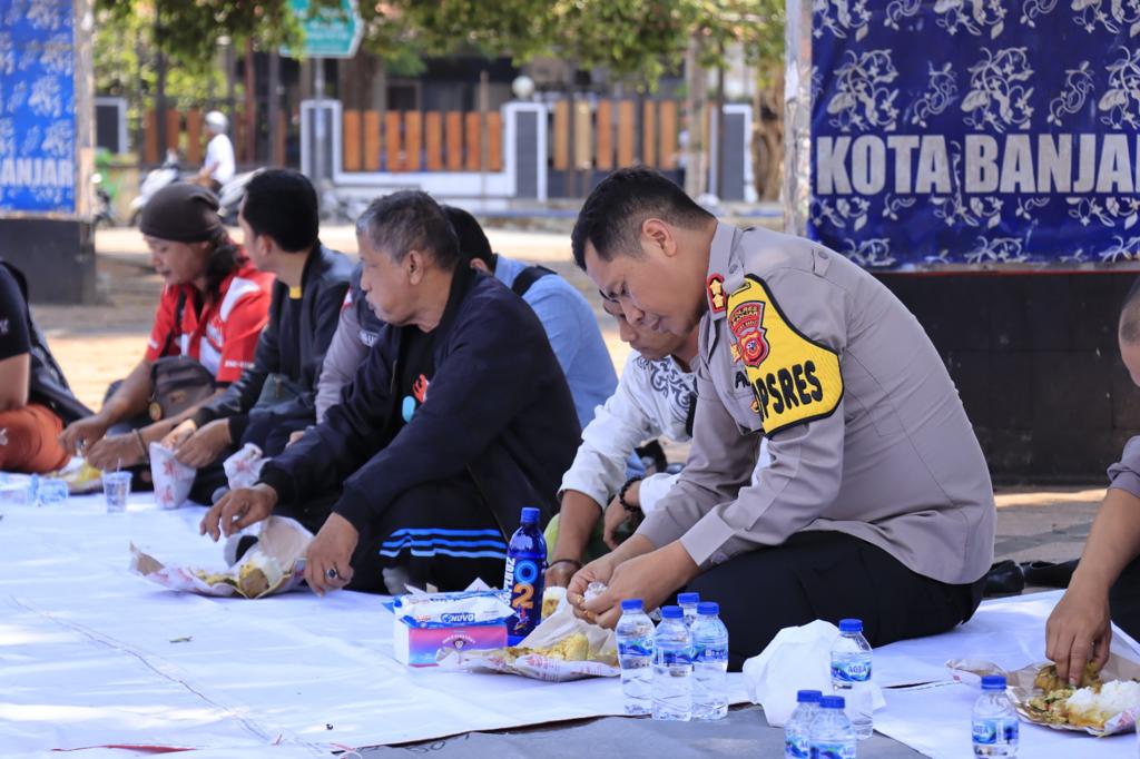 Kapolres Banjar Gelar Baksos dan Silaturahmi Dalam Rangka Cooling System, Bareng Biker Vespa Klasik