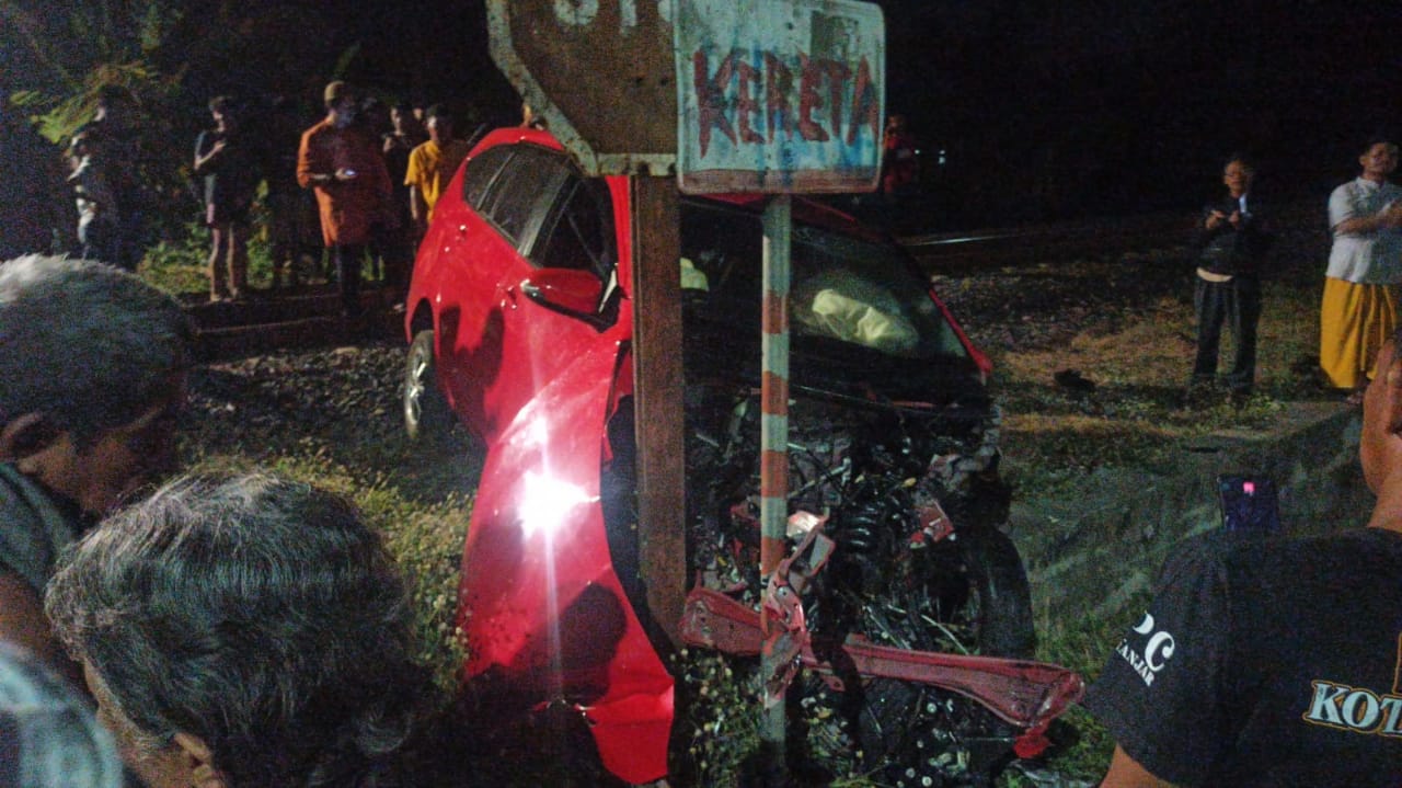 Tak Ada Pintu Penghalang, Minibus Yang Hendak Melintas Tertabrak Kereta.