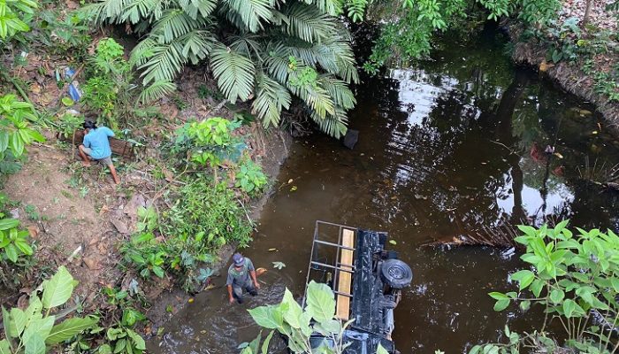 Tabrakan Dengan Bus Pariwisata, Pick Up di Pangandaran Masuk Jurang