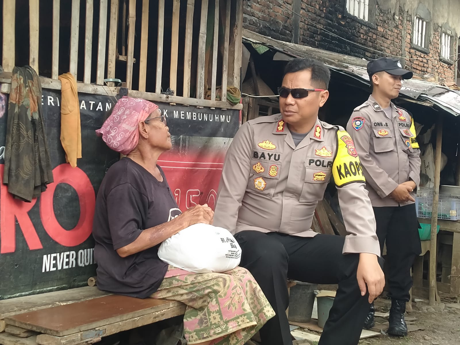 Kapolres Banjar Turun Langsung Bagikan Bantuan Kepada Warga Yang Tidak Mampu 