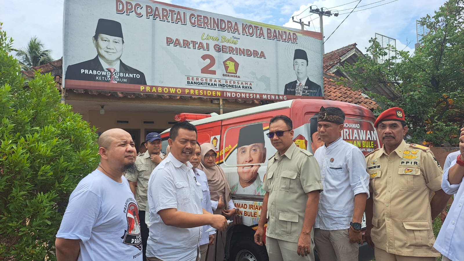 Lewat Bantuan Mobil Layanan Masyarakat, Iwan Bule Sapa Masyarakat Kota Banjar.