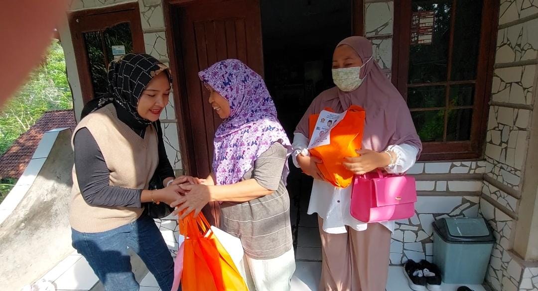 Relawan Prabowo Gibran dan Relawan De Facto Iwan Bulle Bagikan Puluhan Sembako Untuk Warga Tuna Netra